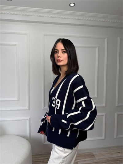V Yaka Çizgili Numara Desenli Oversize Triko Hırka - LACİ