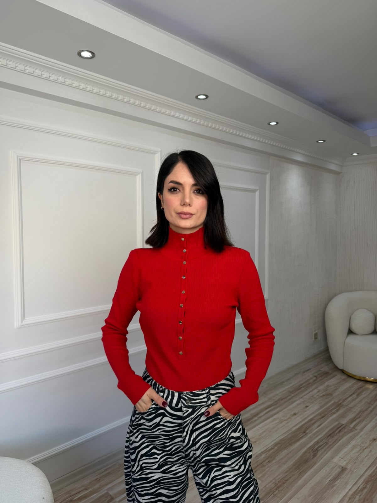 Kırmızı çıtçıt detaylı dik yaka fitilli triko kazak