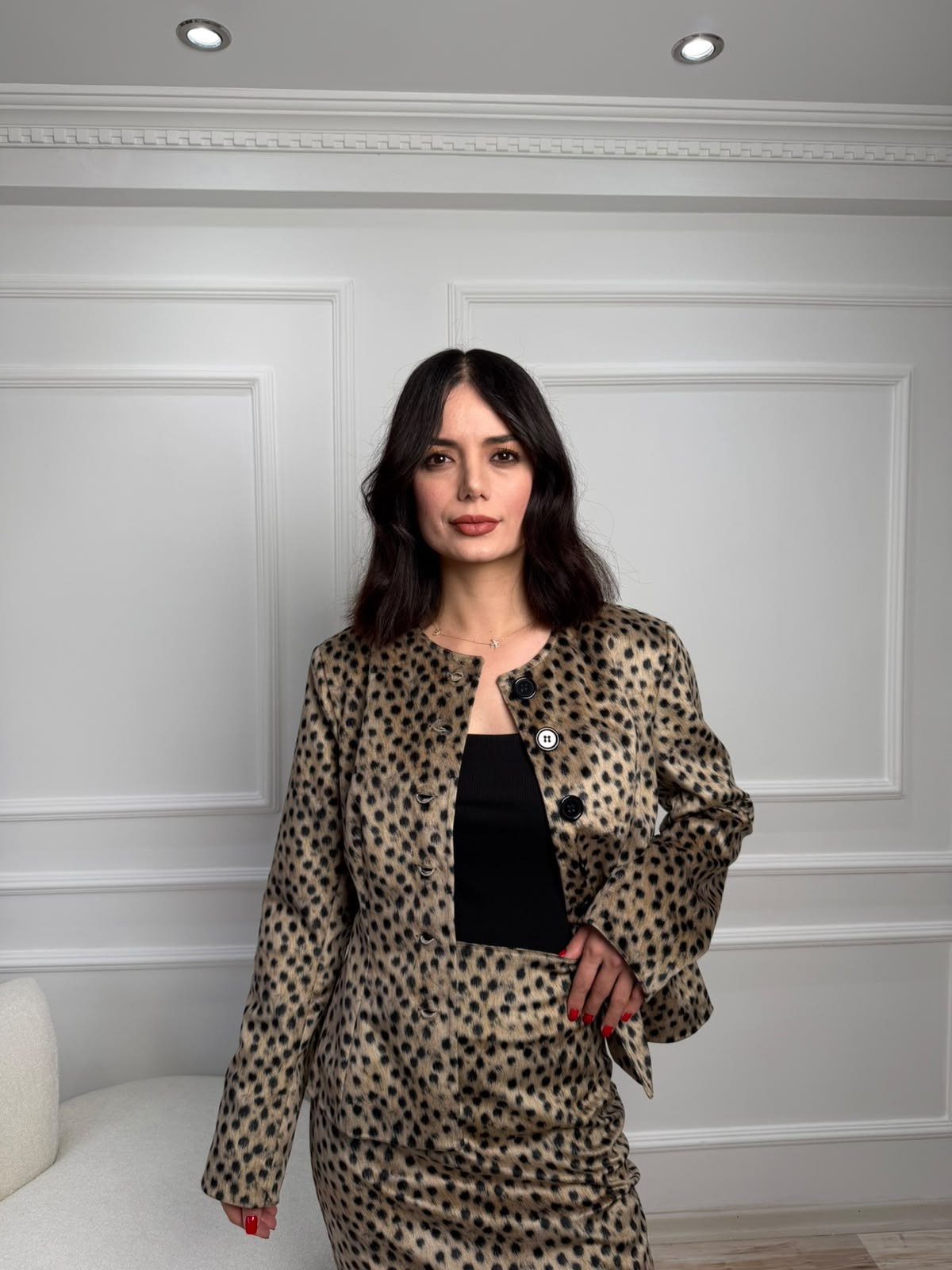 Bisiklet yaka düğmeli leopar desenli ceketin kırmızı pantolonla kombini