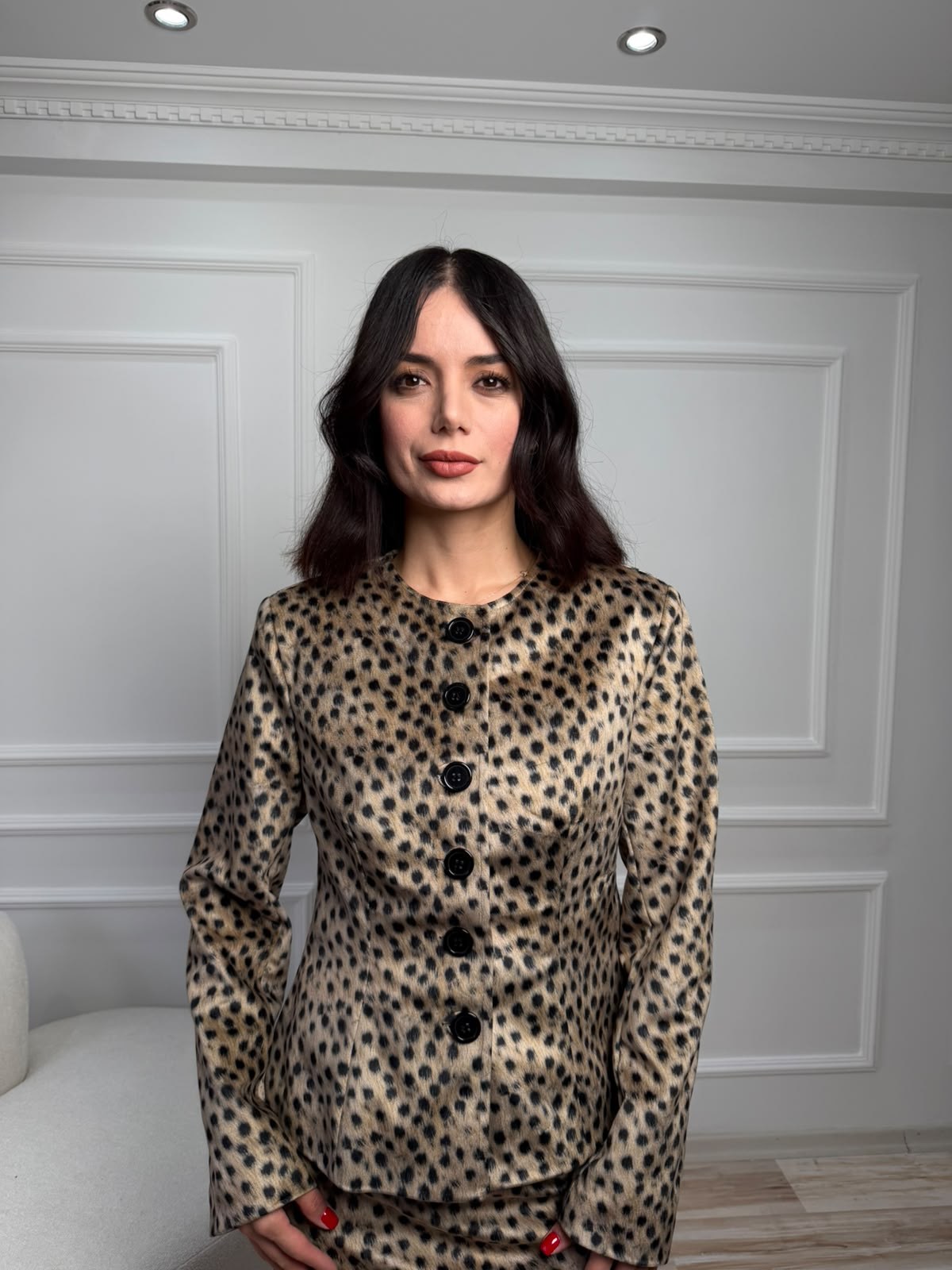 Leopar desenli ceketin bel hattını ve arka kesimini gösteren ürün fotoğrafı