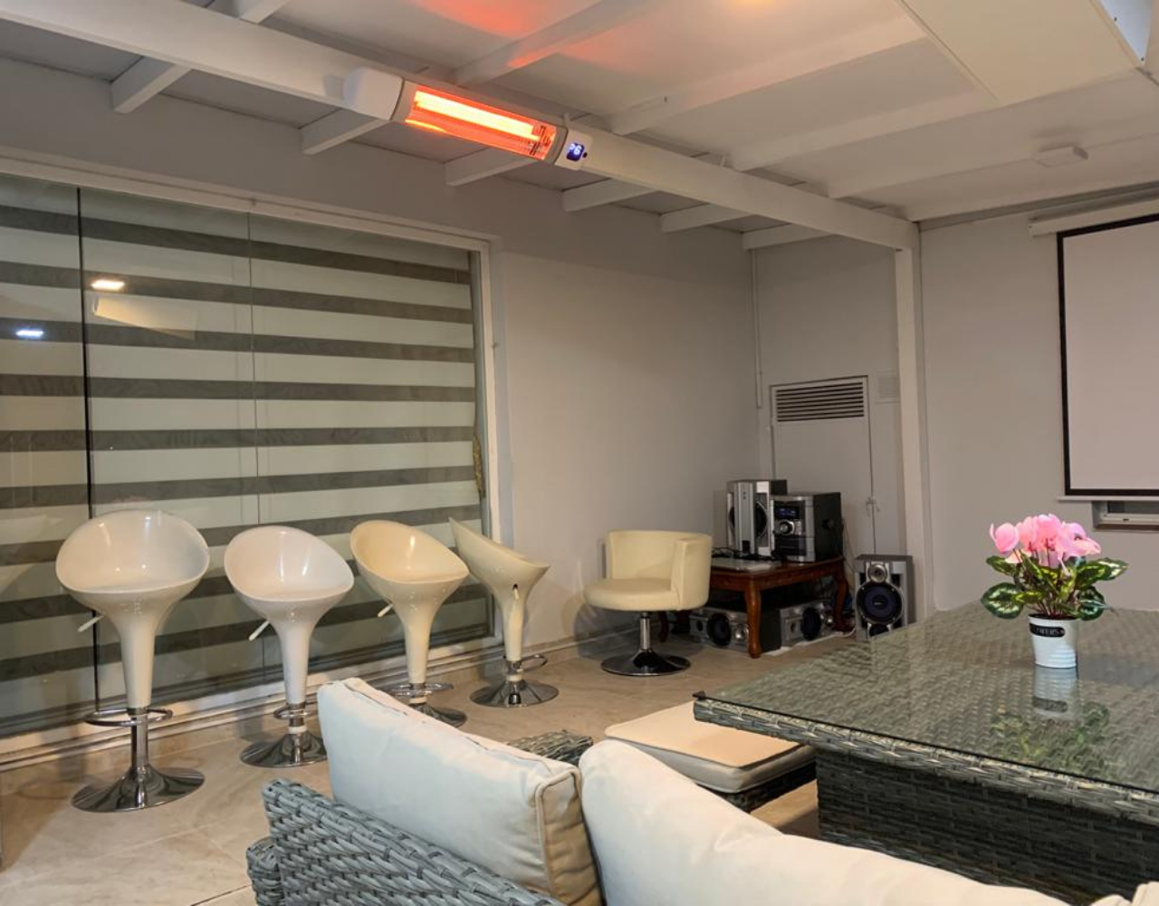 Balkon ve terasta Luxeva duvar tipi infrared ısıtıcı