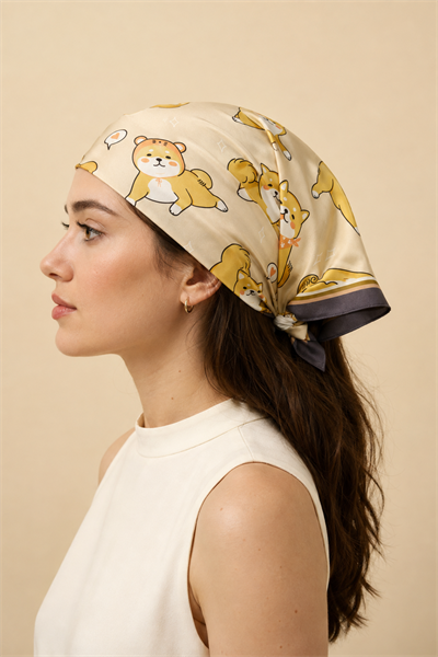 Kadın Shiba Köpekleri Desenli Saten Fular Bandana 55x55 cm - Koyu Taş Bej