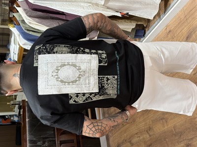Siyah Kilim Desenli Ön ve Sırt Baskılı Oversize Erkek Tişört
