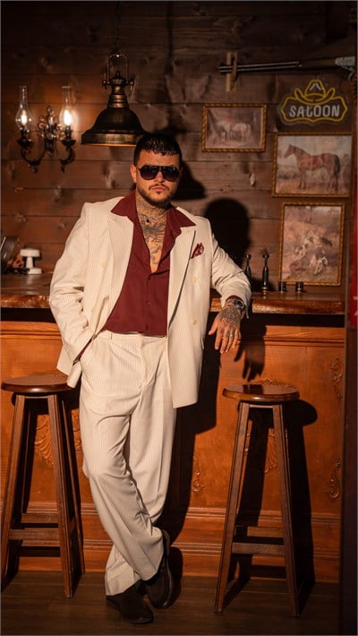 The Don Collection – Ekru Çizgili Kruvaze Takım Elbise & Bordo Gömlek Kombini