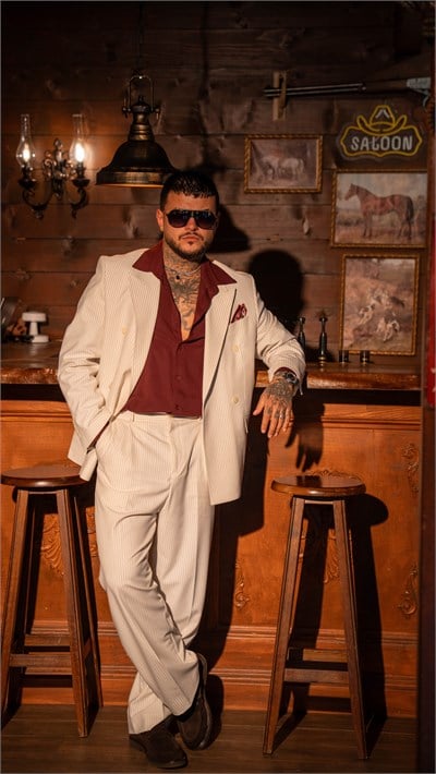 The Don Collection – Ekru Çizgili Kruvaze Takım Elbise & Bordo Gömlek Kombini