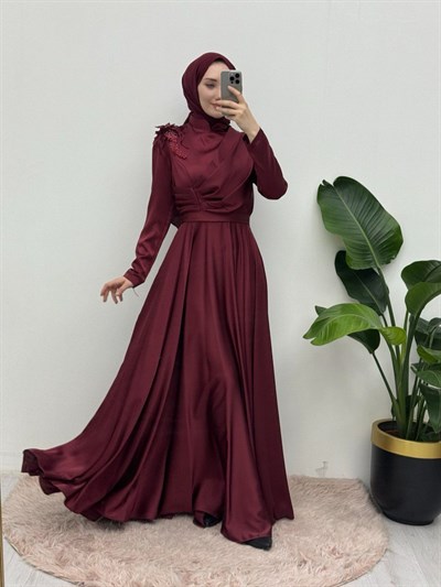 Beli Gül Detaylı Drapeli Saten Abiye -Bordo