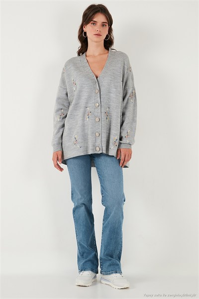 Çiçek İşlemeli Oversize Fit V Yaka Düğmeli Kadın Hırka 4616191 AÇIK GRİ