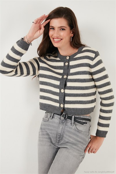 Çizgili Oversize Fit Bisiklet Yaka Düğmeli Crop Triko Kadın Hırka 4615567 GRİ