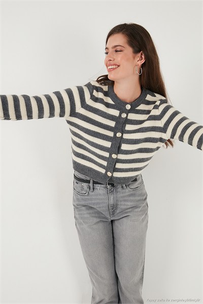 Çizgili Oversize Fit Bisiklet Yaka Düğmeli Crop Triko Kadın Hırka 4615567 GRİ