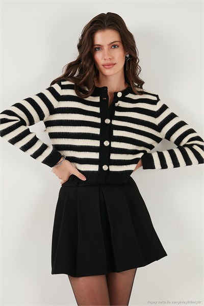 Çizgili Oversize Fit Bisiklet Yaka Düğmeli Crop Triko Kadın Hırka 4615567 SİYAH