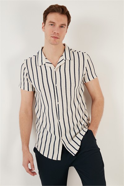 Çizgili Pamuk Karışımlı Kısa Kollu Apaş Yaka Regular Fit Erkek Gömlek CF24S117664 BEYAZ