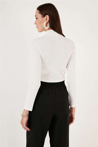 Esnek Slim Fit Cut Out Pencereli Dik Yaka Crop Kadın Bluz 5865348 BEYAZ