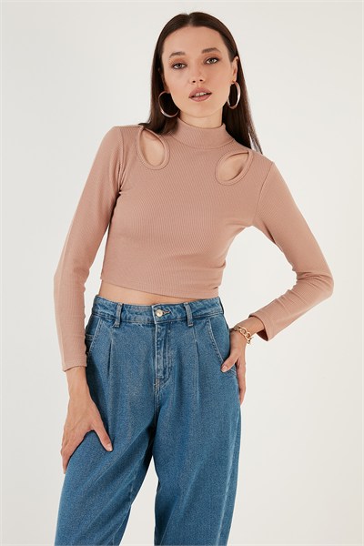 Esnek Slim Fit Cut Out Pencereli Dik Yaka Crop Kadın Bluz 5865348 BİSKÜVİ