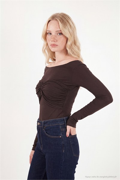 Göğüs Drape Detaylı Kayık Yaka Kadın Bluz 5867117 KAHVE