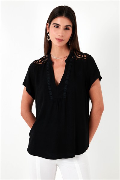 Güpür Detaylı % 100 Pamuk Regular Fit V Yaka Kadın Bluz 611BZ0286 SİYAH
