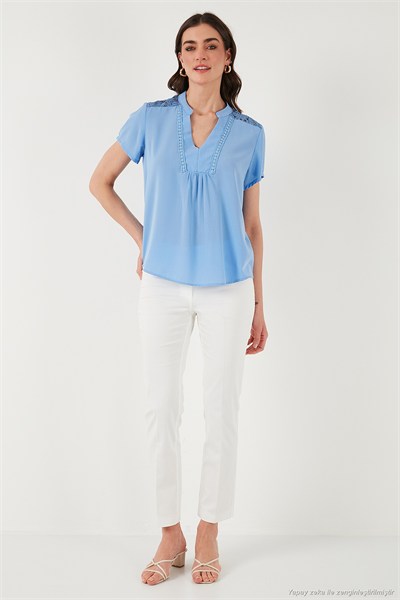 Güpür Detaylı % 100 Pamuk Regular Fit V Yaka Kadın Bluz 611BZ0286 BEBE MAVİ