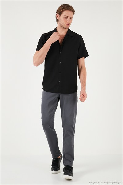 Keten Görünümlü Kısa Kollu Apaş Yaka Regular Fit Erkek Gömlek CF23S116775 SİYAH