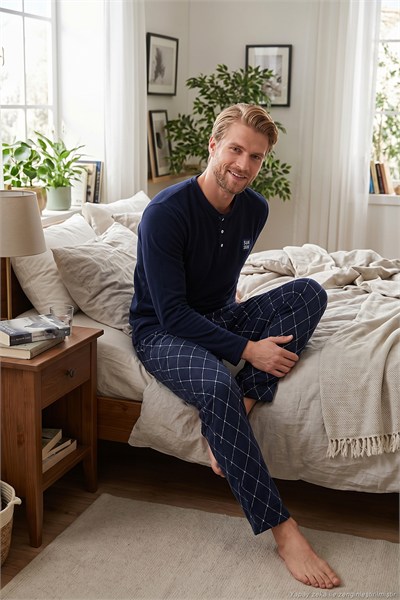Nakış Detaylı Yumuşak Dokulu Düğmeli Hakim Yaka Polar Erkek Pijama Takımı 6097061 LACİVERT