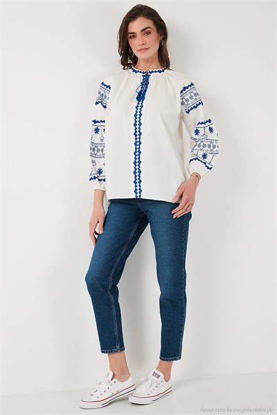 Nakış İşlemeli Pamuklu Oversize Fit Bağlamalı V Yaka Kadın Bluz 676271 EKRU