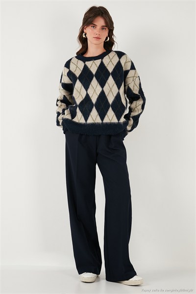 Oversize Fit Bisiklet Yaka Baklava Desenli Yumuşak Dokulu Kadın Kazak 4616223 LACİVERT