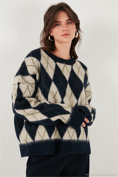 Oversize Fit Bisiklet Yaka Baklava Desenli Yumuşak Dokulu Kadın Kazak 4616223 LACİVERT