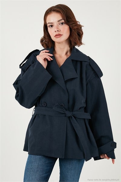 Oversize Fit Kruvaze Yaka Kuşaklı Düğmeli Kadın Trençkot 6839609 LACİVERT