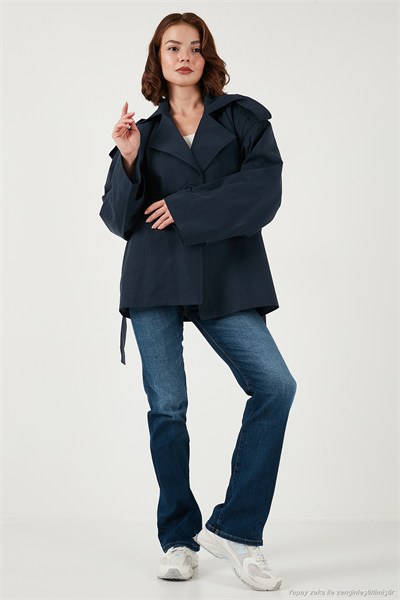 Oversize Fit Kruvaze Yaka Kuşaklı Düğmeli Kadın Trençkot 6839609 LACİVERT
