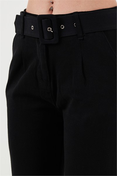 Pamuklu Normal Bel Regular Fit Kemerli Kadın Pantolon 668YP4152 SİYAH
