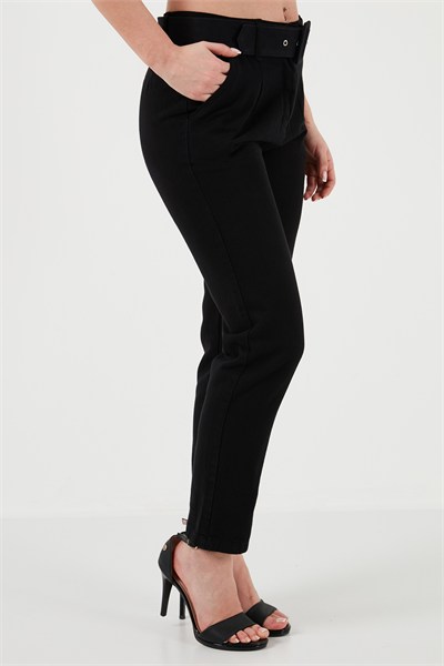 Pamuklu Normal Bel Regular Fit Kemerli Kadın Pantolon 668YP4152 SİYAH