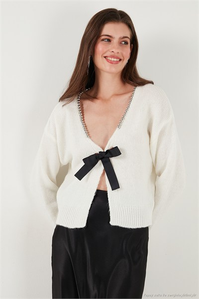 Premium Boncuk ve Fiyonk Detaylı Regular Fit V Yaka Triko Kadın Hırka 680HI00180 EKRU