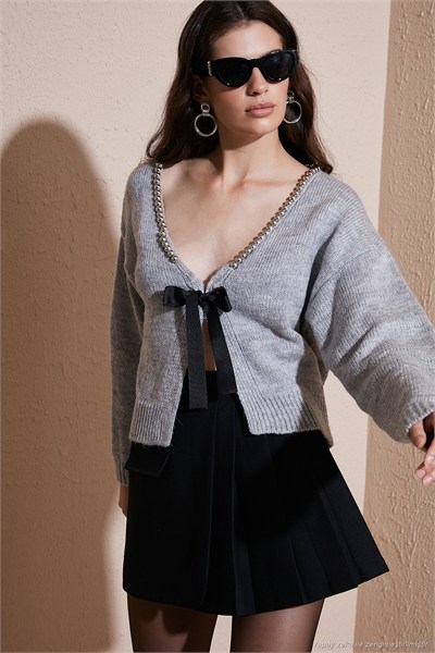 Premium Boncuk ve Fiyonk Detaylı Regular Fit V Yaka Triko Kadın Hırka 680HI00180 GRİ
