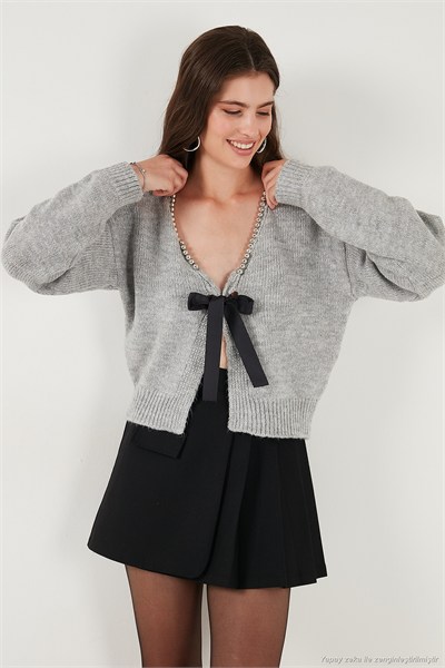 Premium Boncuk ve Fiyonk Detaylı Regular Fit V Yaka Triko Kadın Hırka 680HI00180 GRİ