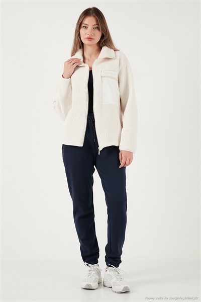 Regular Fit Klasik Yaka Göğüs Cep Detaylı Peluş Hırka Kadın Polar 5866437 EKRU