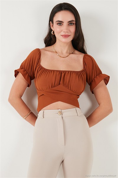 Regular Fit Madonna Yaka Bağlama Detaylı Crop Kadın Bluz 6527017 KAHVE