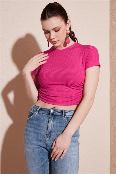 Yanlardan Büzgülü Kısa Kollu Crop Kadın Bluz 5864010 FUŞYA