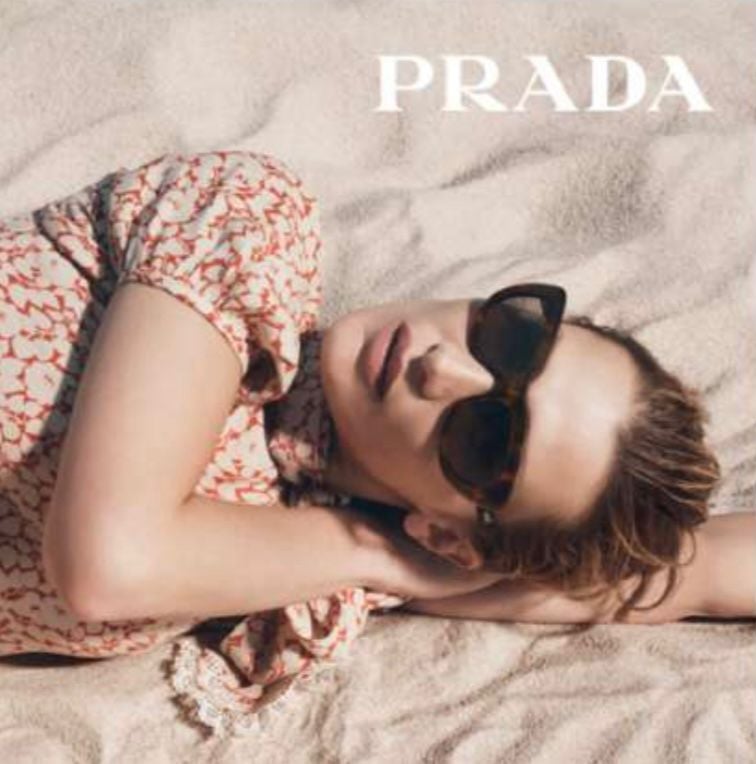 İkonik Prada tasarımlarıyla farkınızı ortaya koyun