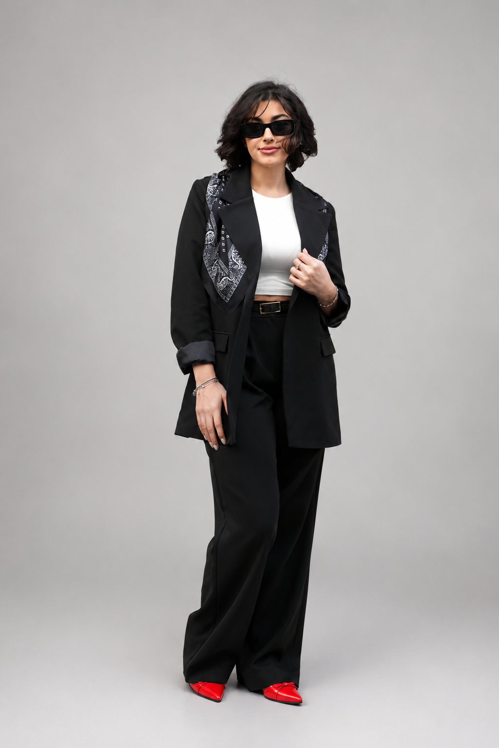 Siyah Fularlı Blazer Takım