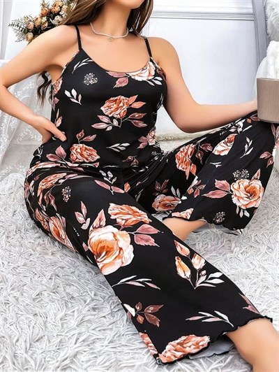 Büyük Beden Siyah Üstüne Çiçek Desenli İnce Askılı 2li Pijama Takımı