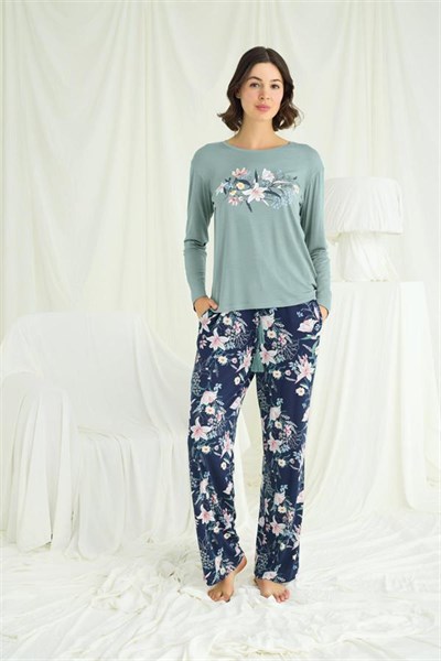 Çiçek ve Yaprak Desenli Baskılı Pijama Takımı