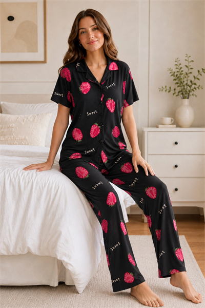 Siyah Çilek Desenli Kısa Kollu Gömlek Yaka Milan Kumaş Kadın Pijama Takımı