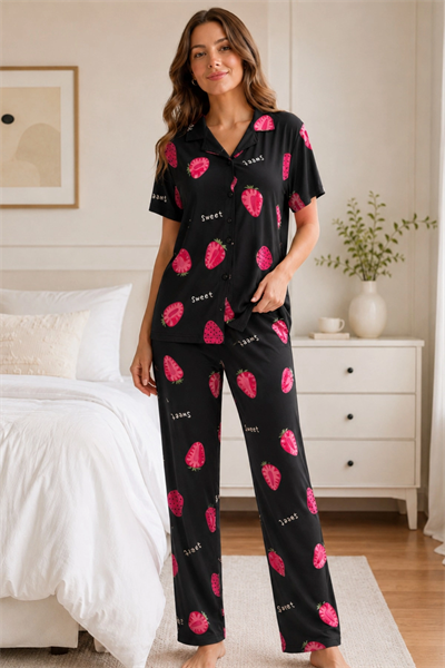 Siyah Çilek Desenli Kısa Kollu Gömlek Yaka Milan Kumaş Kadın Pijama Takımı