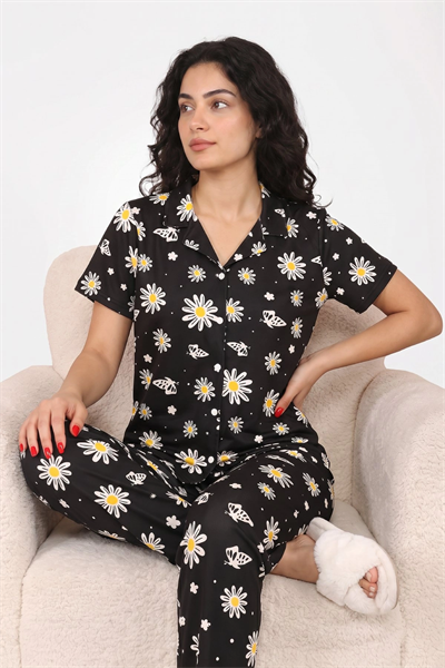 Siyah Papatya ve Kelebek Desenli Kısa Kollu Gömlek Yaka Milan Kumaş Kadın Pijama Takımı