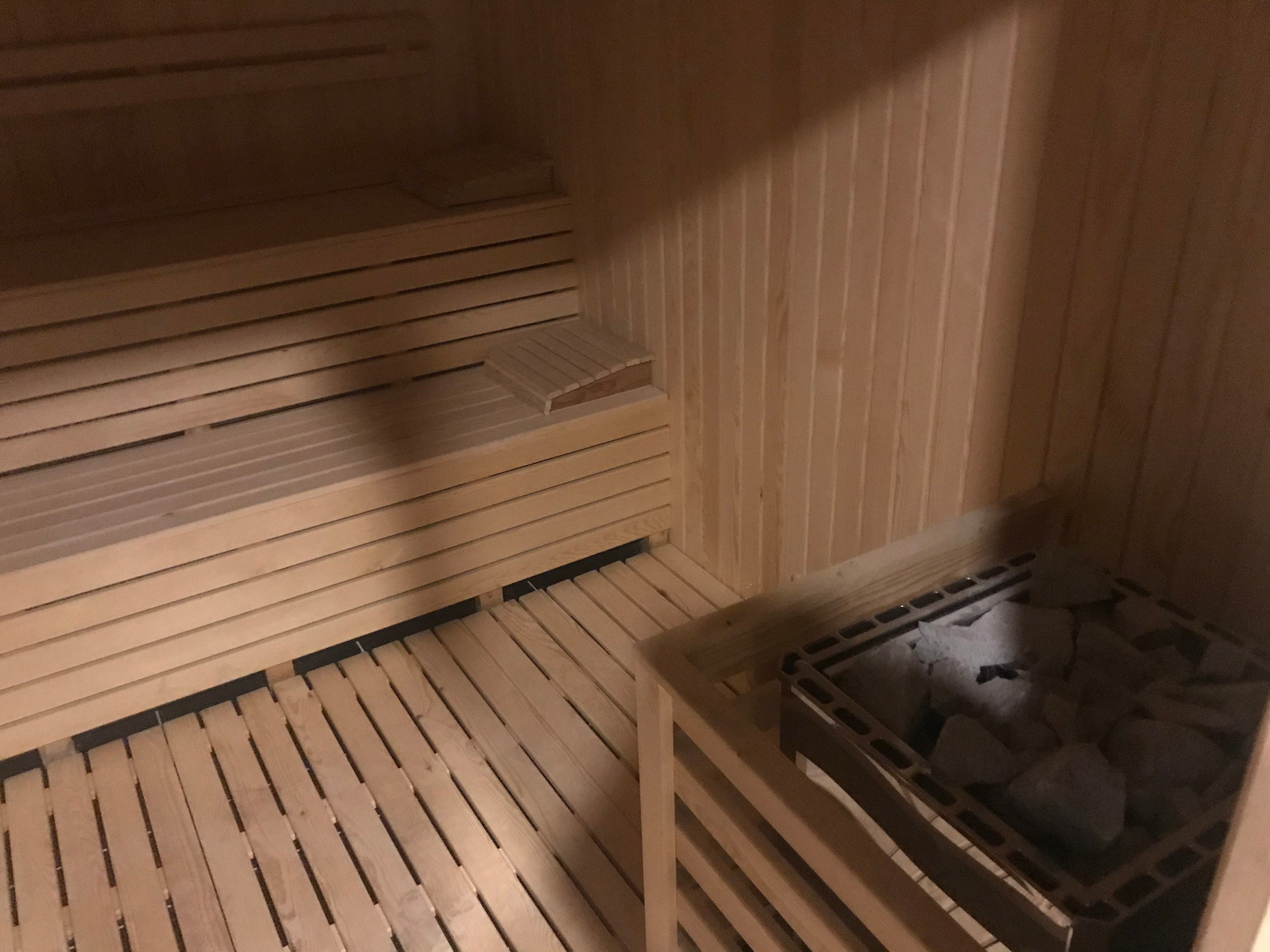 Samsun’da tamamlanan ahşap sauna iç mekânı ve sauna sobası uygulaması