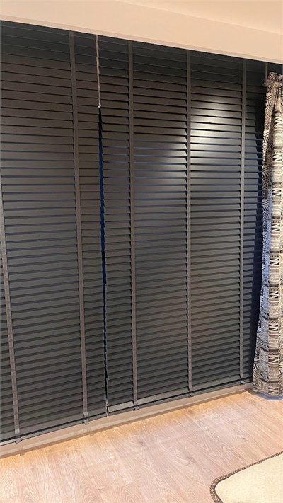 Antrasit Füme - 50 mm Redüktörlü Ahşap Jaluzi Perde – Ev ve Ofis İçin Doğal Ihlamur Ağacı SJ-505