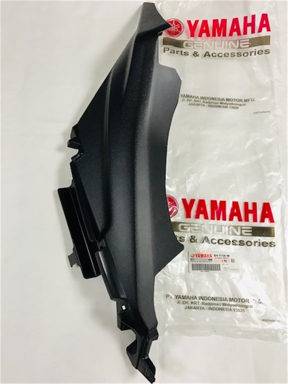 XMAX 250 STOP ALT SİYAH PARÇA SOL