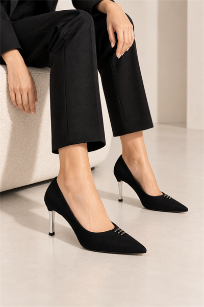 LAVIN Kadın Siyah Süet Sivri Burun Metal Aksesuar Detaylı 8 Cm İnce Topuklu Stiletto Ayakkabı