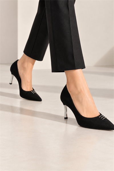 LAVIN Kadın Siyah Süet Sivri Burun Metal Aksesuar Detaylı 8 Cm İnce Topuklu Stiletto Ayakkabı