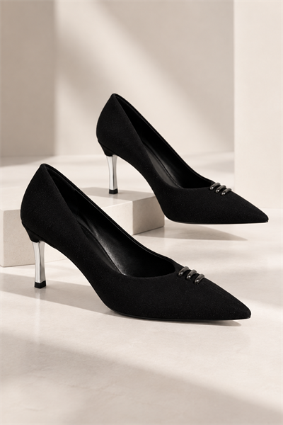 LAVIN Kadın Siyah Süet Sivri Burun Metal Aksesuar Detaylı 8 Cm İnce Topuklu Stiletto Ayakkabı