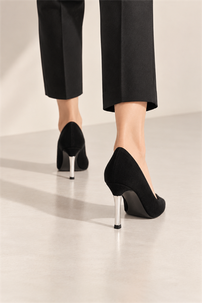 LAVIN Kadın Siyah Süet Sivri Burun Metal Aksesuar Detaylı 8 Cm İnce Topuklu Stiletto Ayakkabı