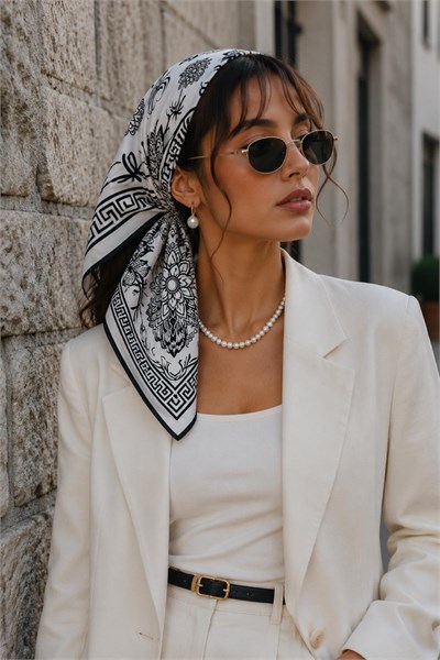 Arı Çiçek Desen Krem-Siyah Soft Bandana Fular 50x50 cm